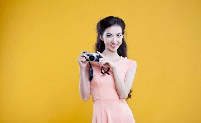 娱乐圈不怕"潜"的7位女星,有的连向华强都要礼让三分_安以轩_事业