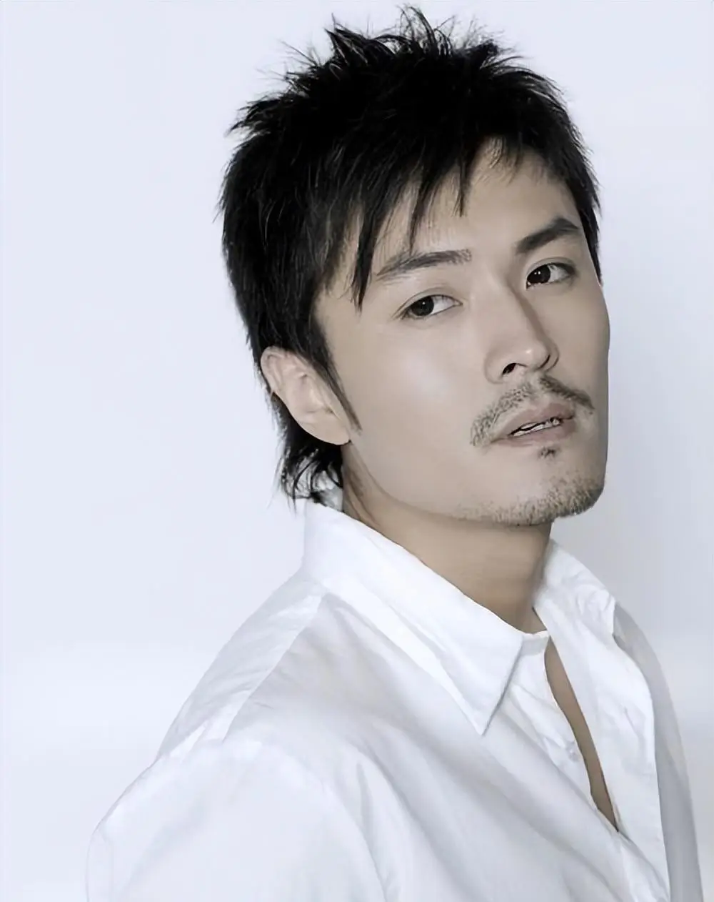 20出头的于小伟,年轻帅气,一次聚会上,朋友调侃