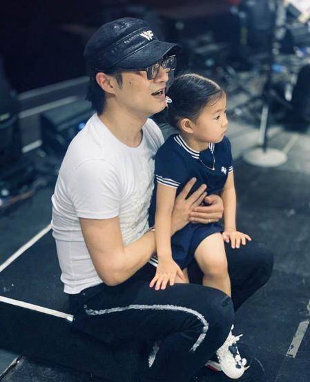 穿黑色骑装帅气不输章子怡,真是赢在起跑线_星星_女儿_汪峰