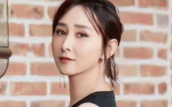 胡静第1次出演作品,就获得好评以及奖项,因此有了好的事业_明星_演技