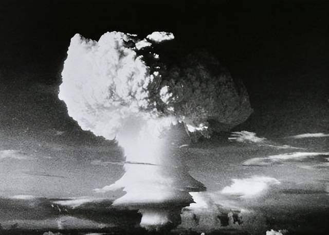 原子弹爆炸日本图片