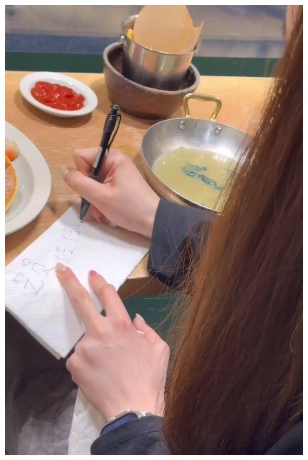 郭碧婷手写打call纸条,甜喊"佐佐",爱情升温!_美女_向佐_互动