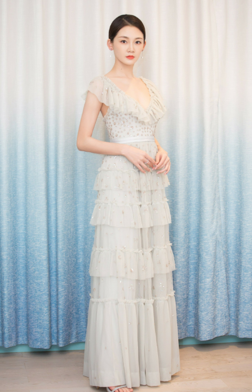 苗苗晒甜蜜出游照!与老公搂肩合照大秀恩爱,郑恺发际线惹人担忧