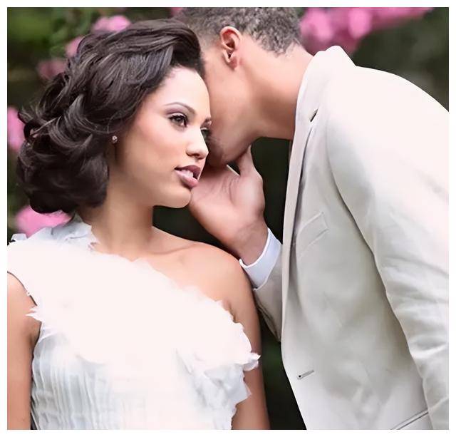 库里34岁妻子阿耶莎床照曝光,迎来第4孩,颜值高身材好!