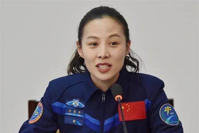王亚平,一位漂亮的80后宇航员_空军飞行员_赵鹏_父母