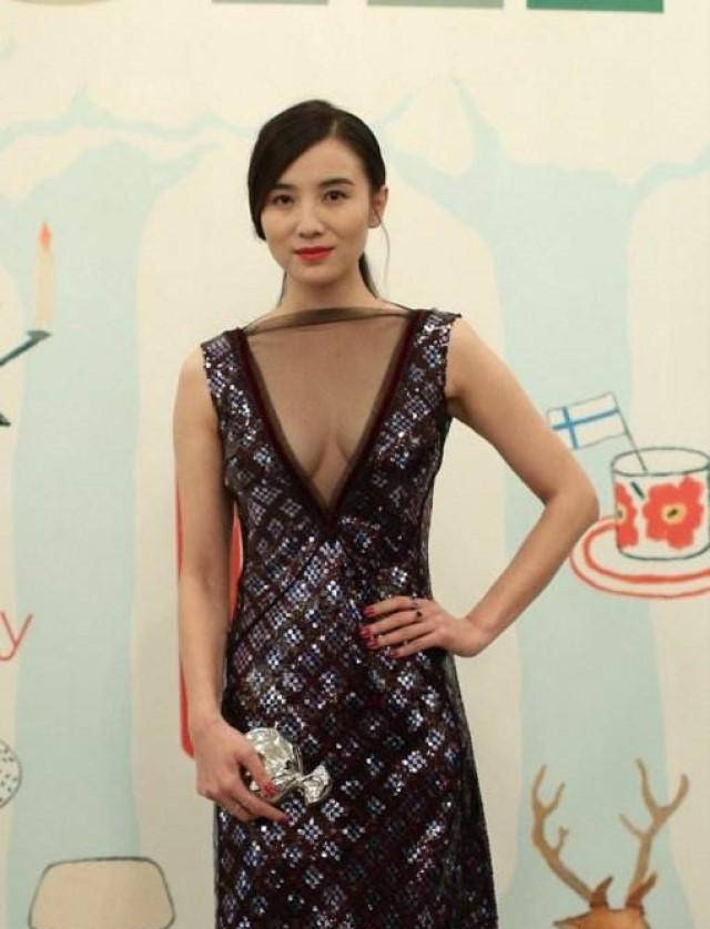 原创性感女神宋佳怎么了上围缩水胸前平平年纪越大越阳刚