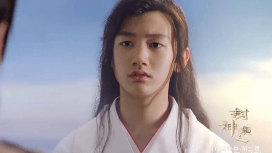 孙傲也在蔡少芬,王雷主演的电视剧《海上嫁女记》中,饰演过一个男团