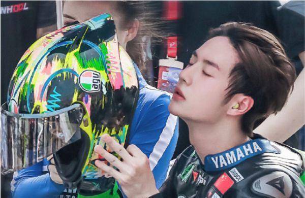 原创王一博被摔车事件引热议胡通明辟谣3件事情却让粉丝更加气愤