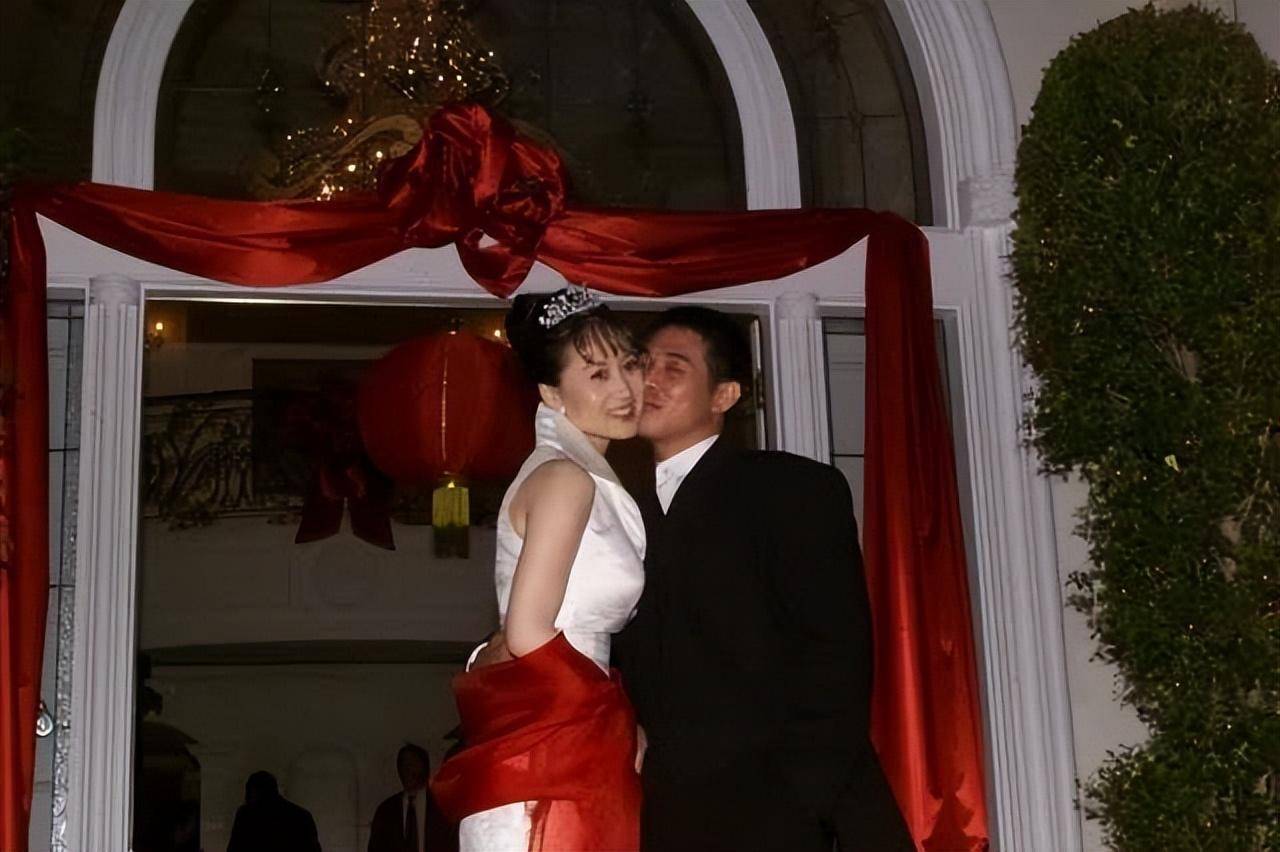 利智怀孕时,李连杰推掉李安导演为他量身打造的电影《卧虎藏龙》,留