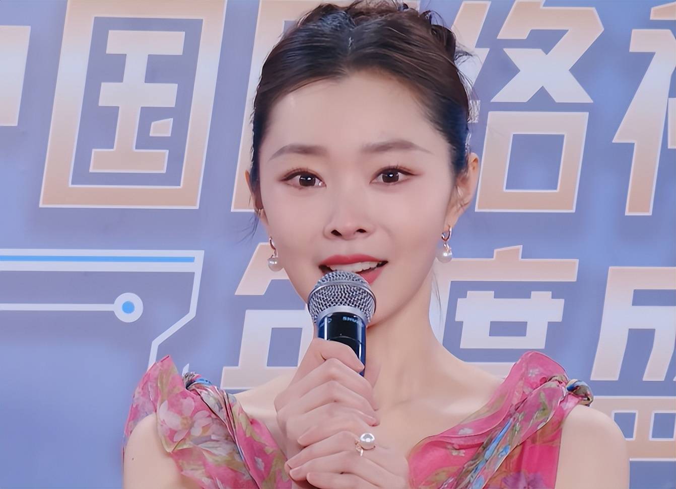 北京这一夜女星突破自我个个都敢穿不再保守脸上写满野心