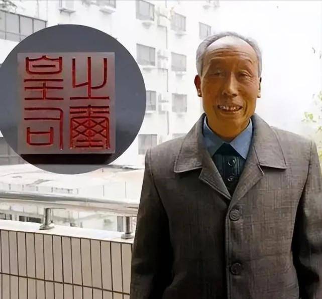 "再次见面,昨天的情景历历在目,老馆长和孔忠良紧紧地拥抱在一起.