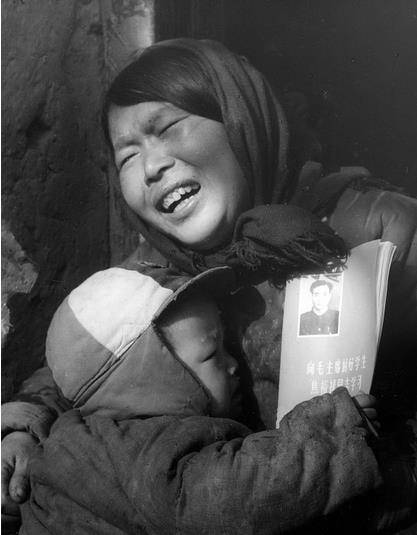 原创焦裕禄下葬时罕见老照片曝光现场人山人海众人挥泪送别