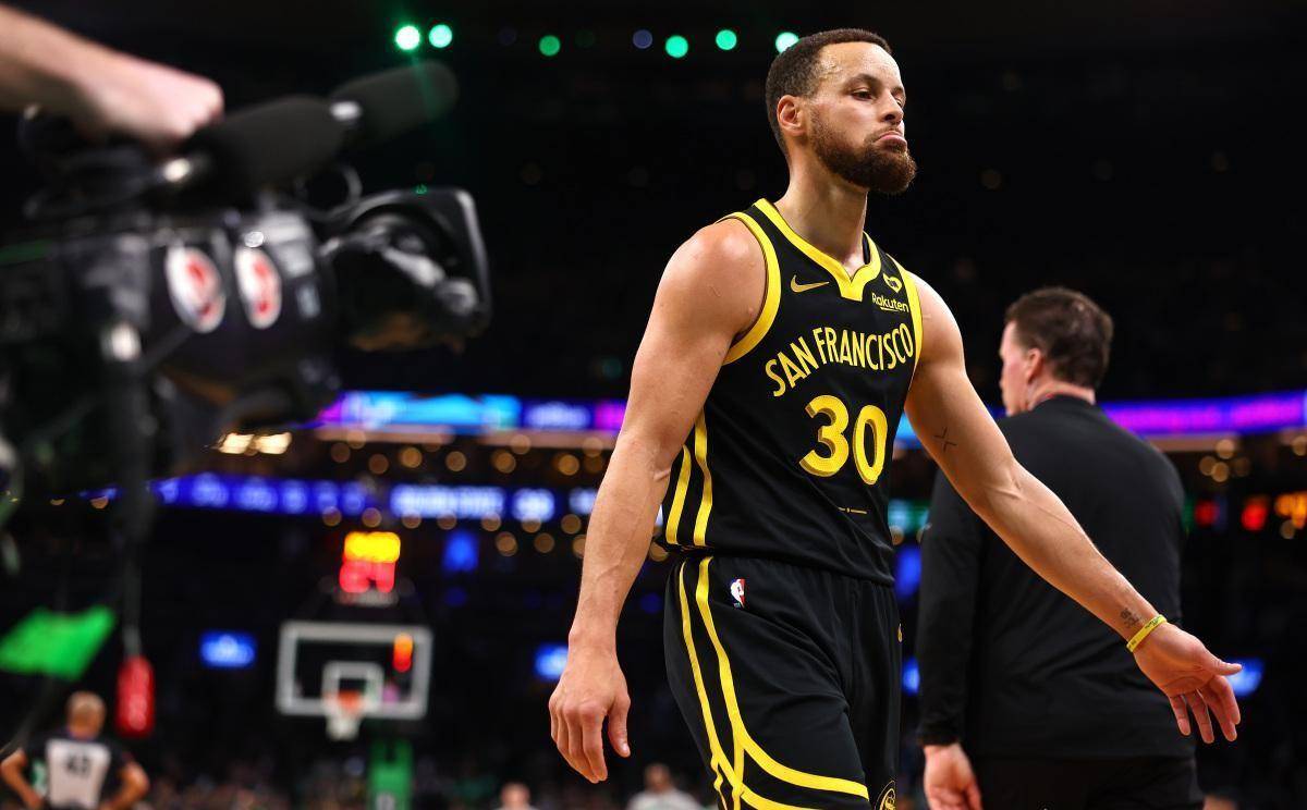 库里本赛季第三次单场三分球命中0个!