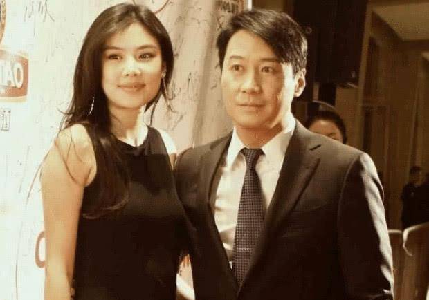 事业上的黎明一直顺风顺水,但是感情上,就十分坎坷