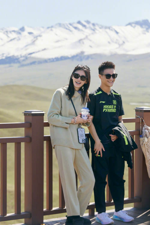 奚梦瑶与何猷君的绝美爱情见证!豪门生活也用国货安全座椅_豪宅_魅力