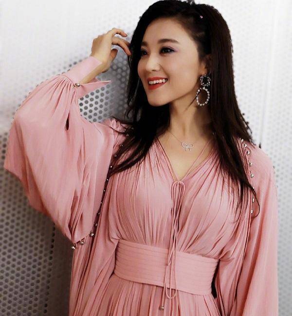 原创玖月奇迹王小玮离婚后亮相央视独自伴奏独自唱没了王小海状态依旧