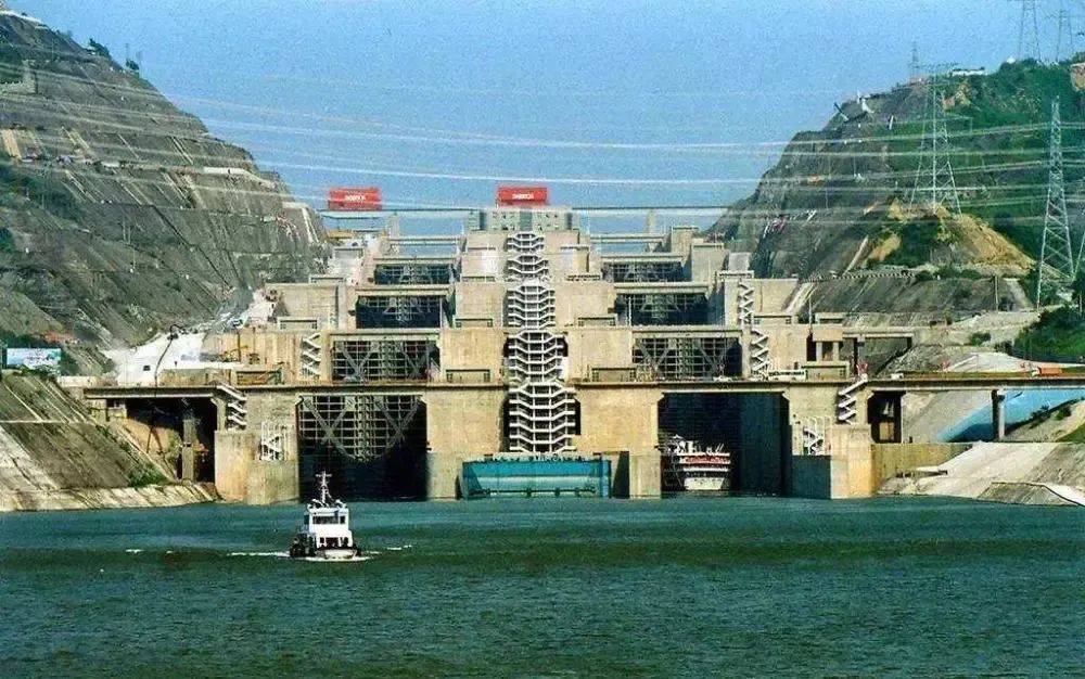 三峡大坝:16年,2500亿投资是否值得?