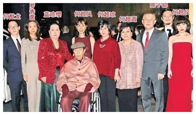18岁少年何开梓,赌王继承人亲姑妈是何超琼,保镖随身护航.