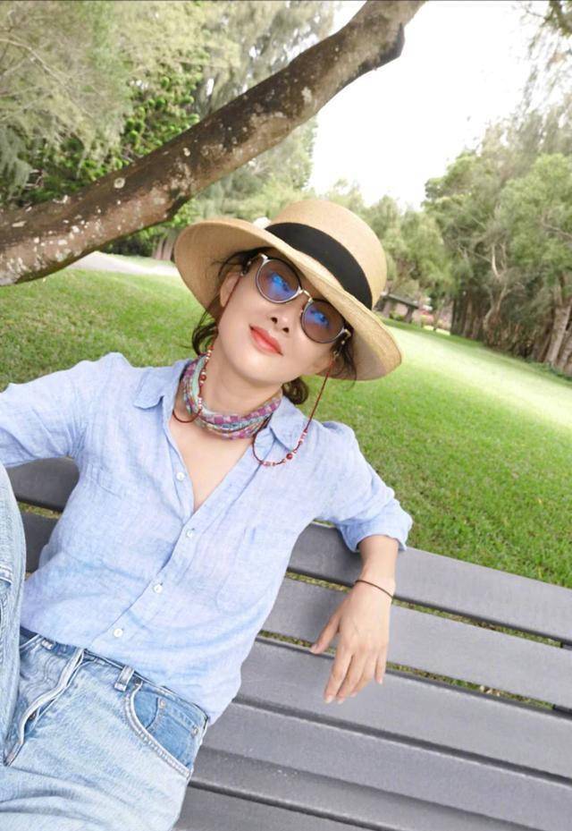 原创44岁牛莉近照曝光穿衬衣留条缝少扣两颗扣子老公还是隐形富豪