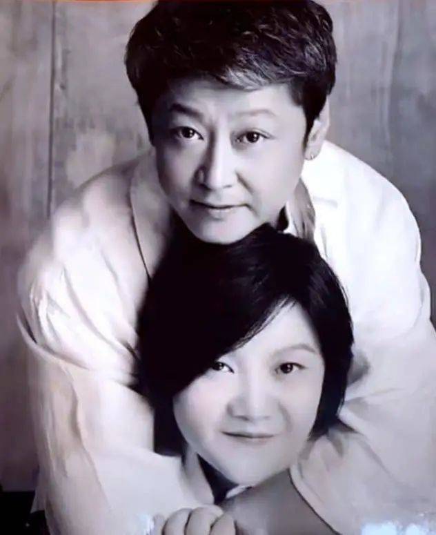 洪晃活得太潇洒,一生经历四场婚姻,现任老公帅过前夫陈凯歌_杨小平