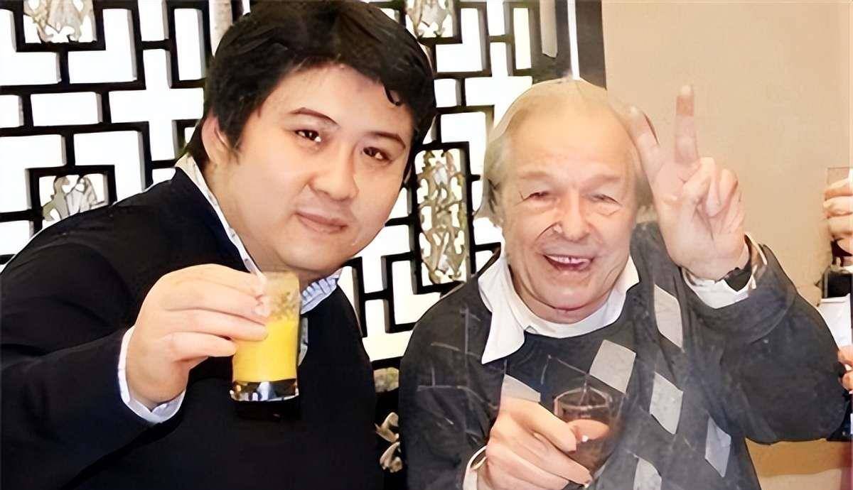 宋扬在学业上有困难时,汉斯总是不遗余力地帮助他,为他提供经济和精神