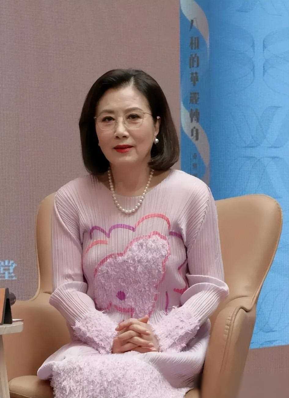 汪明荃近照引热议!头发黑亮茂密,手指如剥葱,完全不像已经76