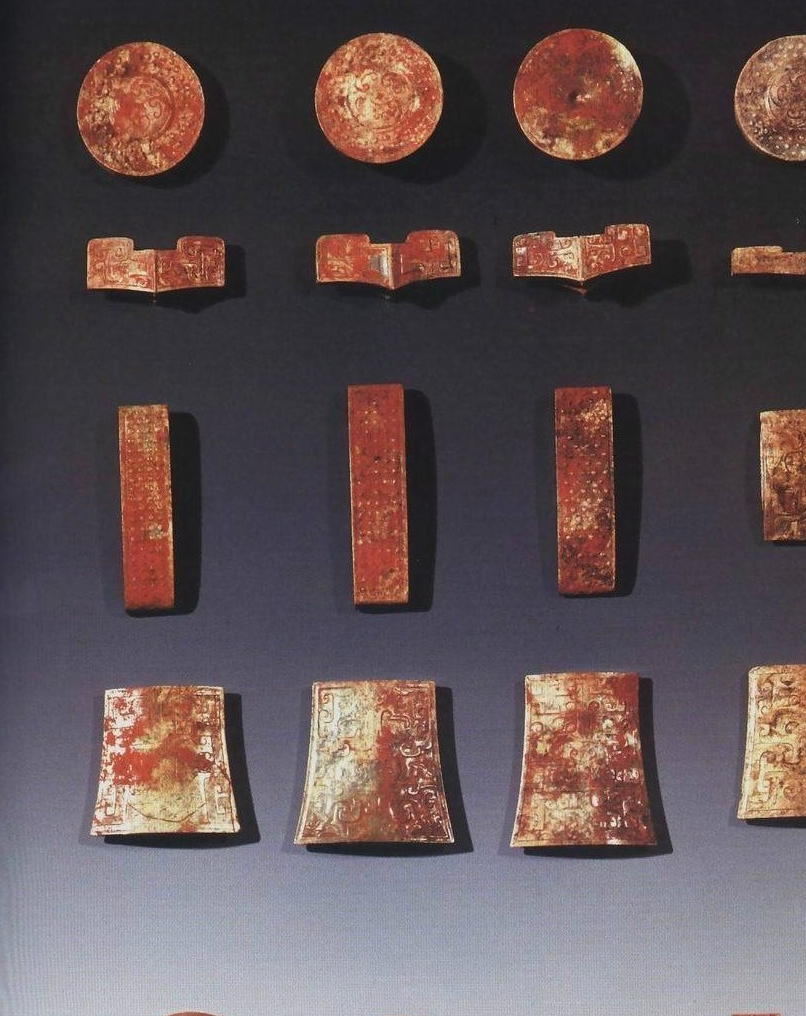 玉剑饰近高古玉,汉南越王墓的出土器当然标准件,堪为古学堂(图2):左盼