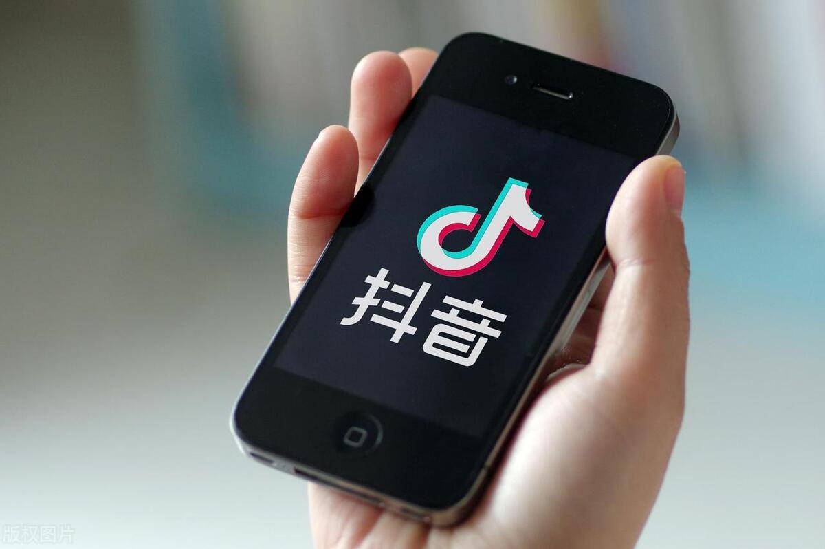 对于我们做抖音小店的商家来说，直播带货、短视频带货才是推广店铺最快的的方法