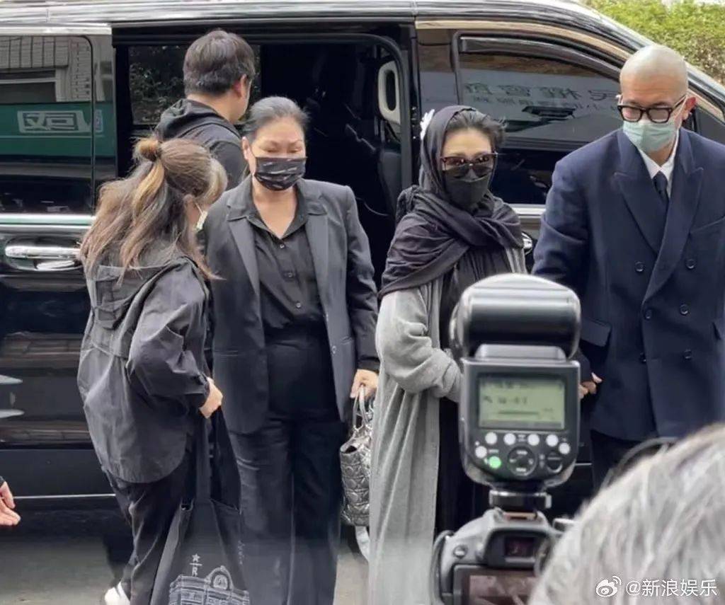 大s离婚后首露面被嘲,身材发福老了10岁,衣服车子都是汪小菲买的_光头