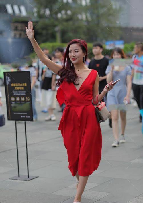 原创一袭红色连衣裙搭配红色头发端庄优雅气质十足