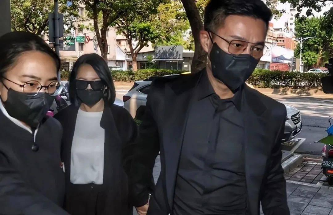 分路段,分时段封闭管理>紧接着,小s和丈夫许亚军手牵着手走进灵堂