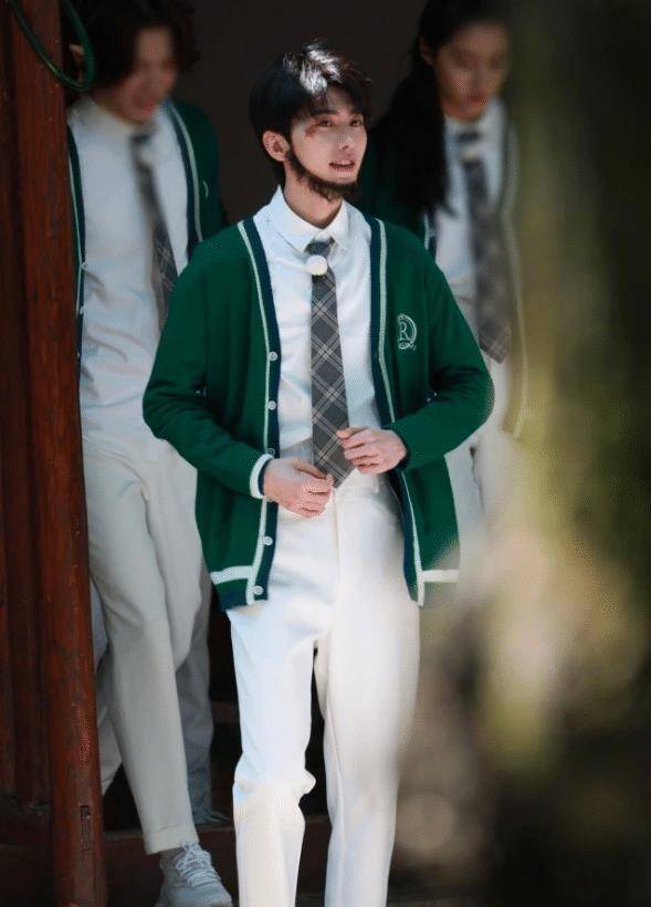 原创蔡徐坤路透照流出穿白色运动服亮相干净清爽少年感满满