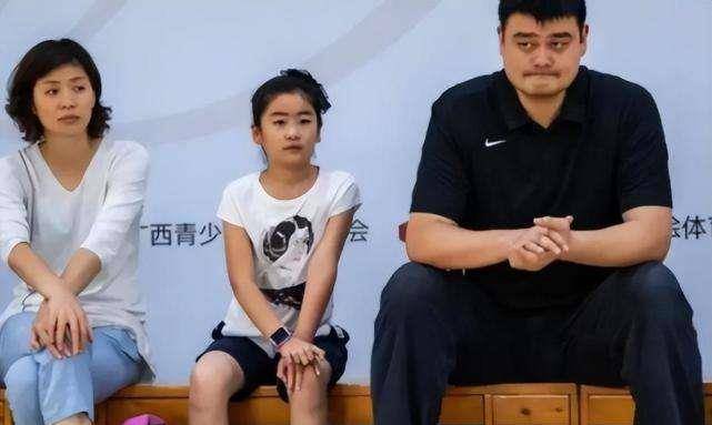 原创姚明与妻子叶莉近况41岁叶莉韵味十足12岁女儿身高到姚明胸口