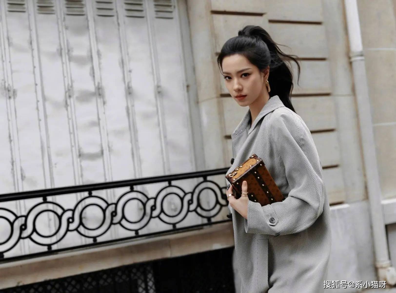 原创庄达菲首秀巴黎时装周酷飒裤装搭高马尾引领青春风尚