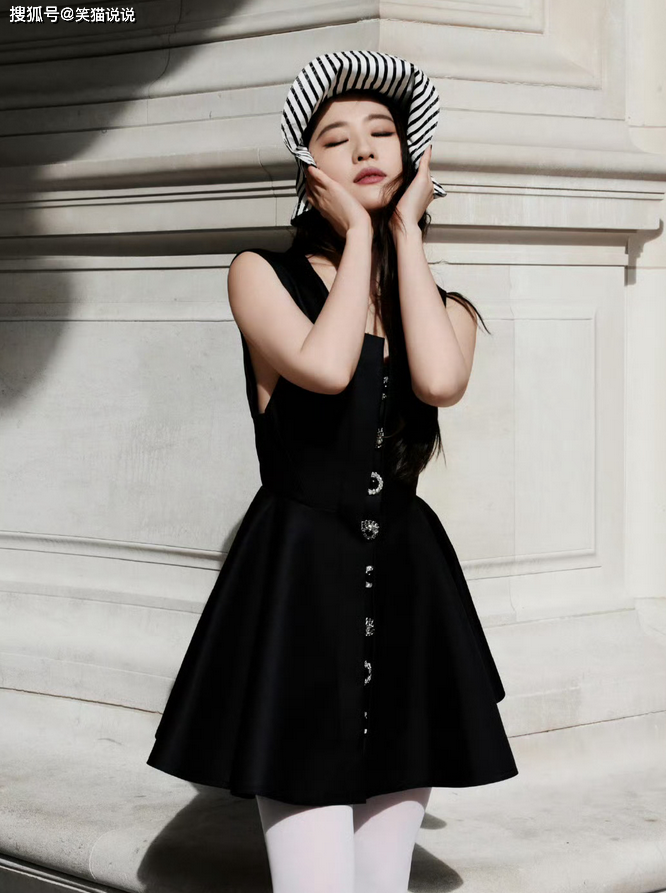 原创刘亦菲看秀造型曝光小黑裙白袜好俏皮欧美风格妆容好美