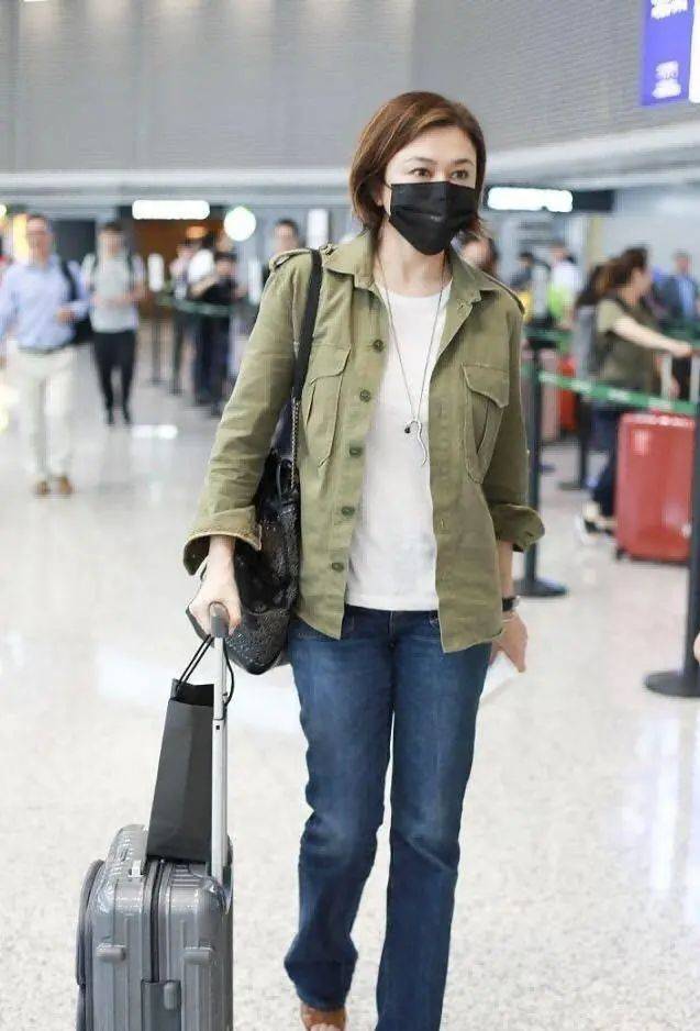 原创关之琳高调庆生带火了一种新穿法衬衫喇叭裤波波头好洋气