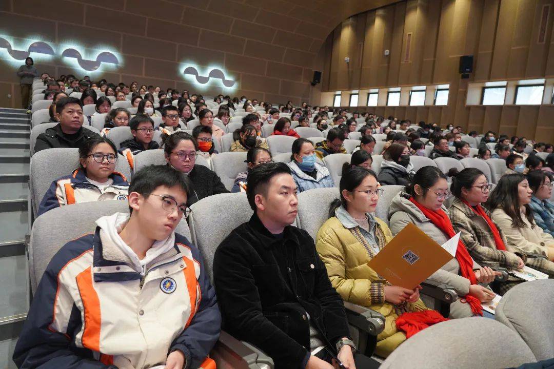 初三年级全体教师用诗歌朗诵《乘风破浪勇赴征程 披荆斩棘智胜中考》