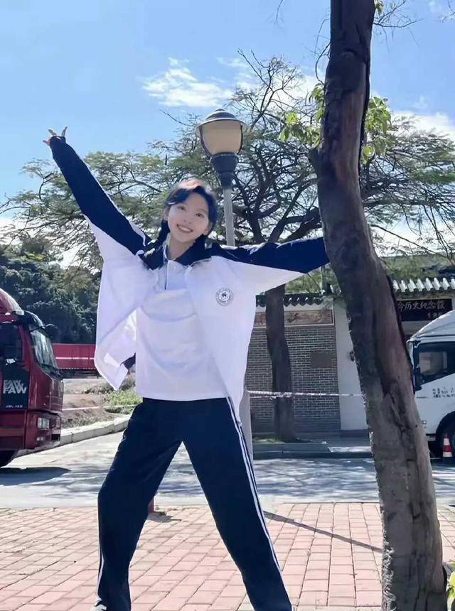 章若楠古早校服照,元气满满的女高中生,非过但没丑过 !