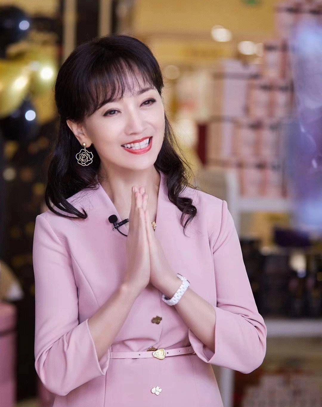 71岁赵雅芝现身内地录节目毫无年龄感让人奇怪还越来越年轻了