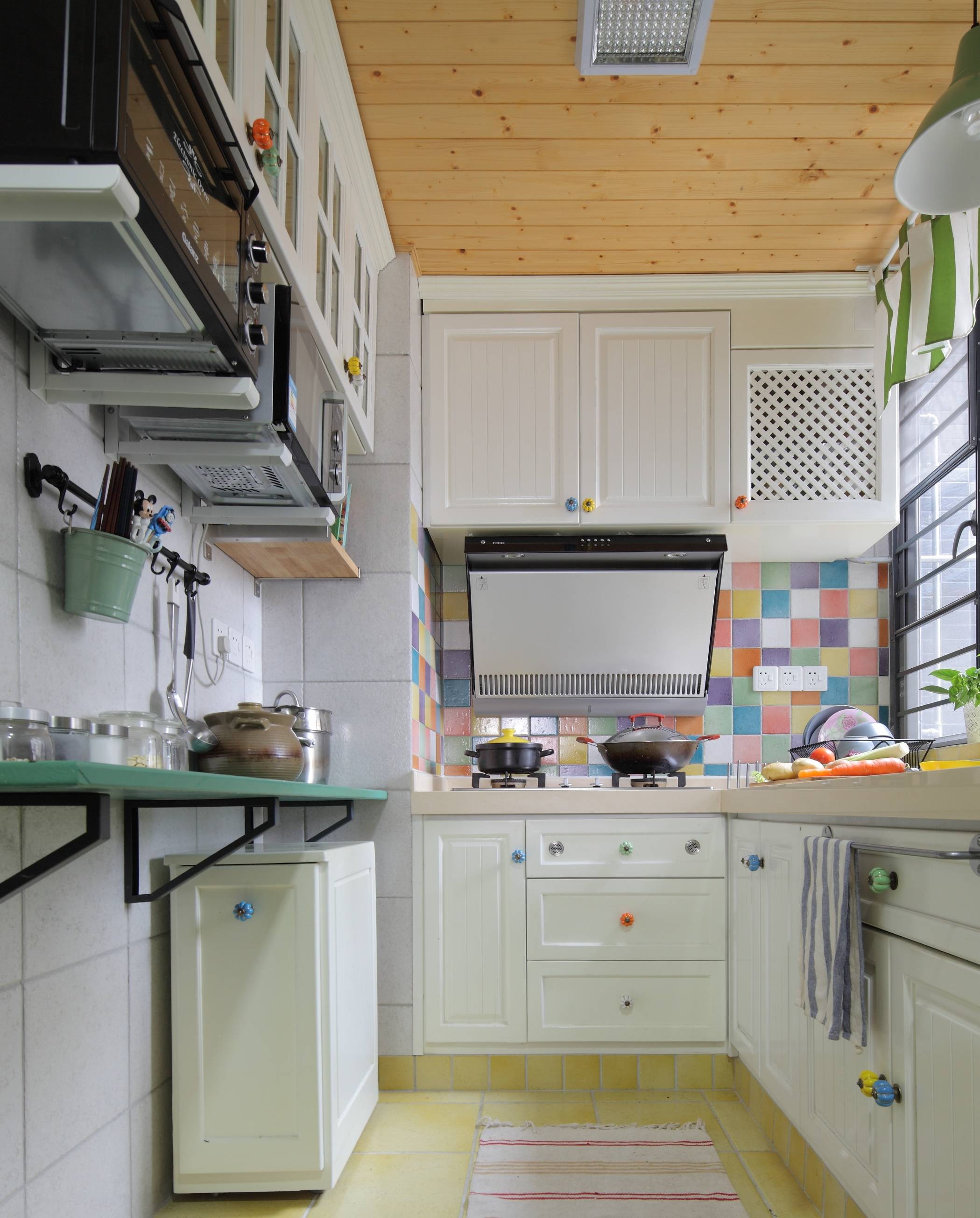 表姐太大胆,厨房门装修成这种样式了,虽然有点怪怪的,但挺好看_效果