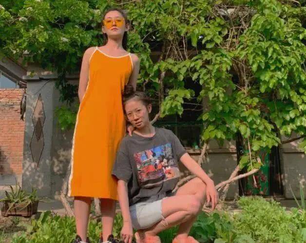 蒋依依晒游客照,吊带裙难掩"少女身形",穿平底鞋暴露真实身高_照片_小