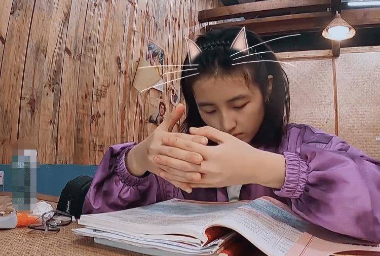 张子枫节目不忘学习,画面特写到学习资料,见卷面才懂她有多努力_高考