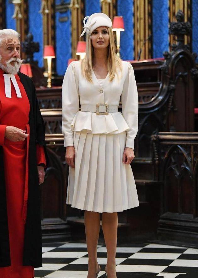 原创伊万卡从不让人失望基础款衬衫凹出曲线美顶级名媛真不是吹的