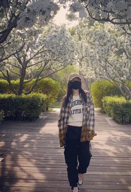 原创李小璐分手后大变样近照堪比整容不料却被墙壁抢了镜