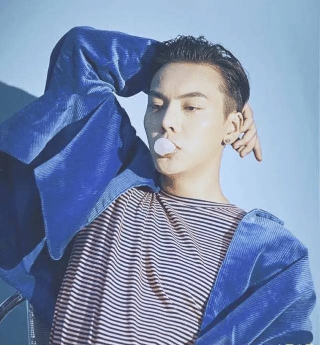 原创陈伟霆剃头照曝光这次比自己剪的寸头还短男神气质难抵挡