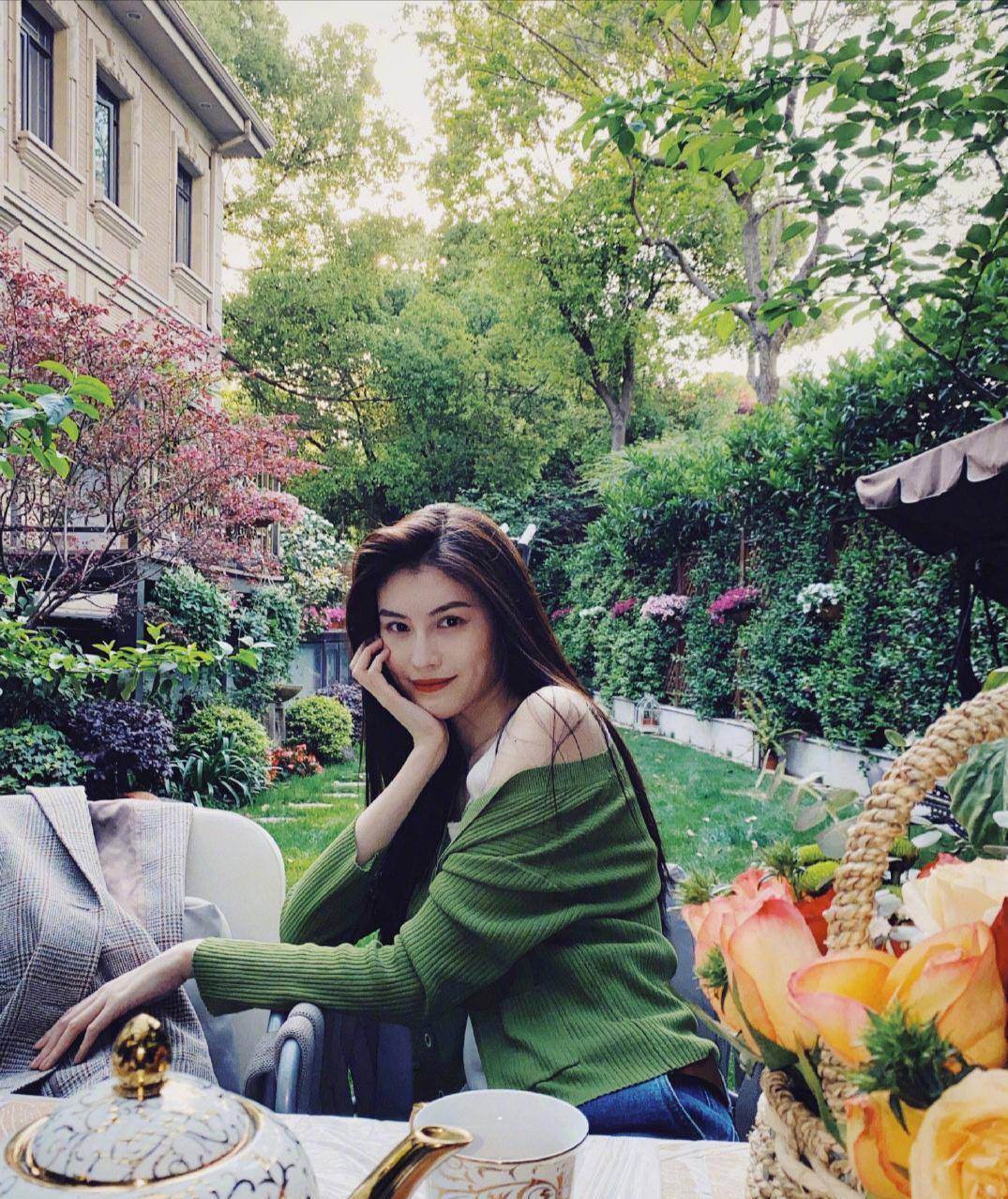 原创何穗晒屏保式美照绿开衫清新花园美成画抚摸长发魅力又撩人