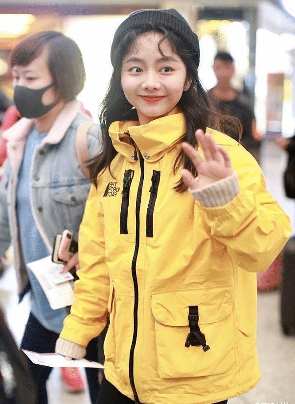 妈妈离开一年后谭松韵形象大改变30岁近照瘦出锥子脸