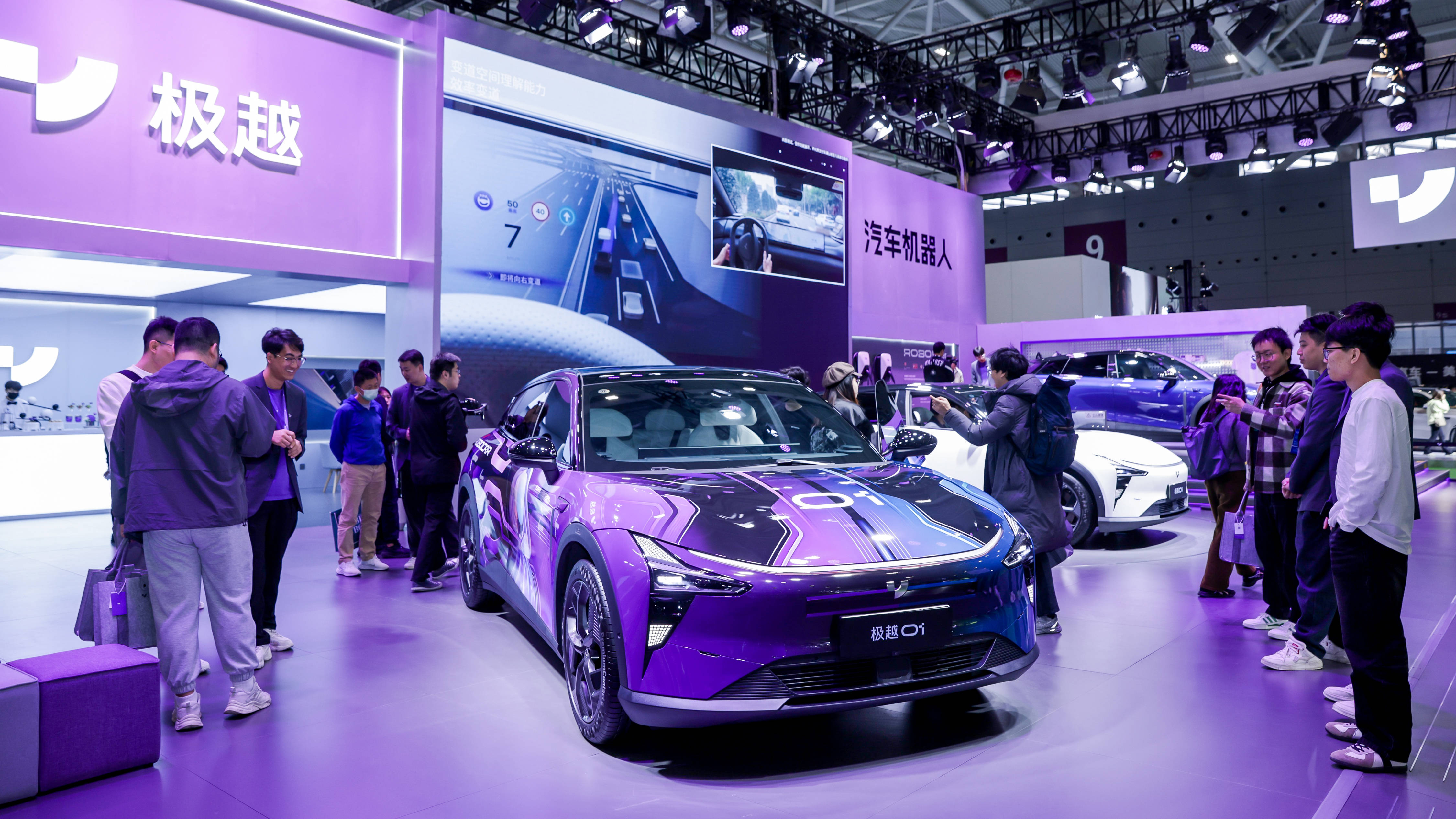 用户共创版汽车机器人亮相 极越01登陆深圳改装车展_搜狐汽车_搜狐网