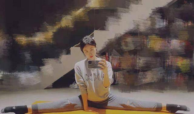 43岁孙莉穿运动裤秀一字马,身材性感素颜也超美_孙俪_运动服_款式