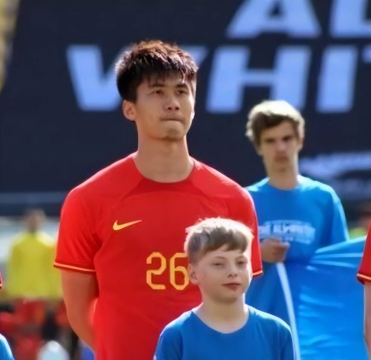 原创吴少聪跟申花红人互动劝吴少赶紧回来留洋只是过渡回国才是归宿